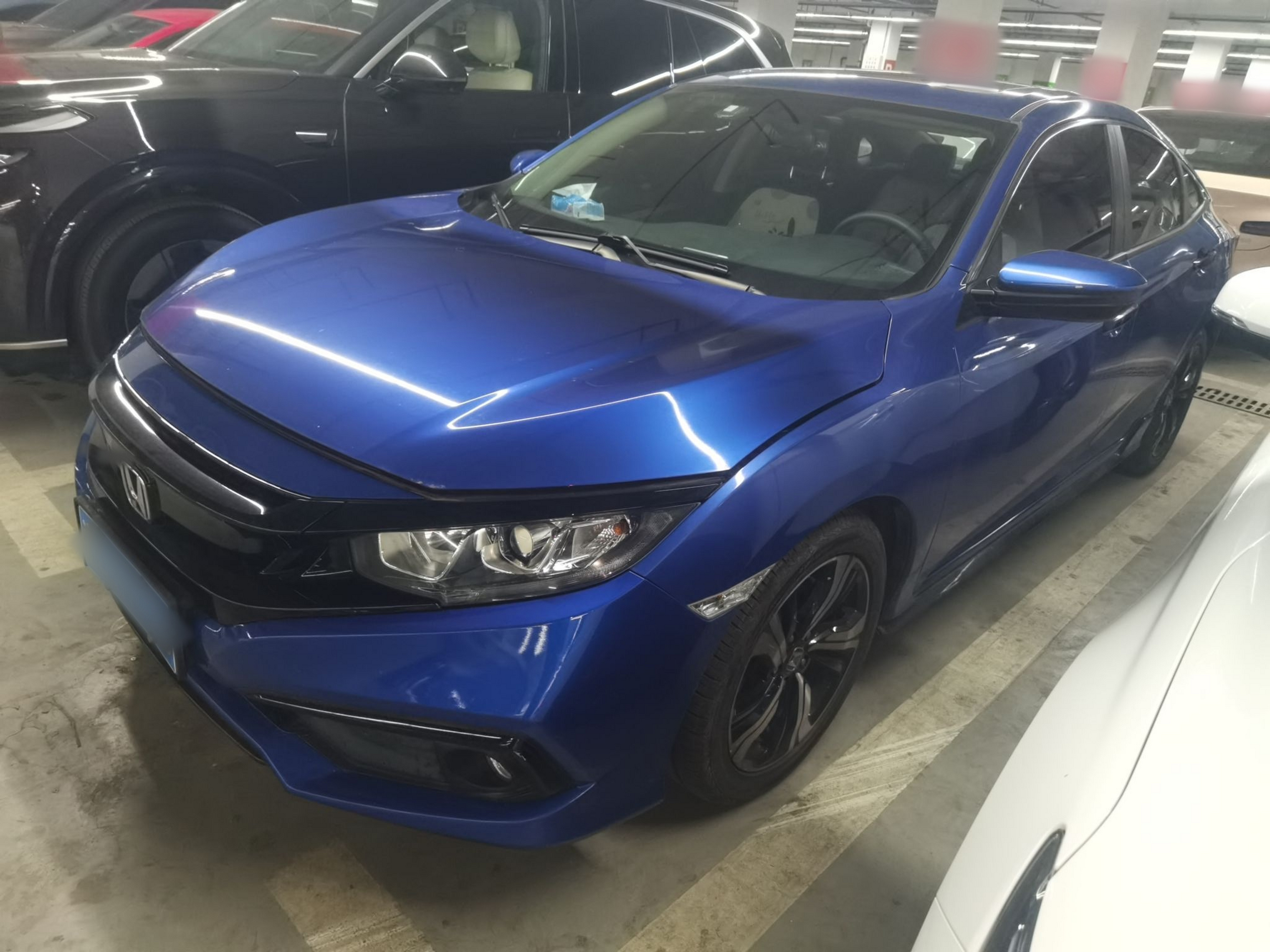 Под передней частью автомобиля