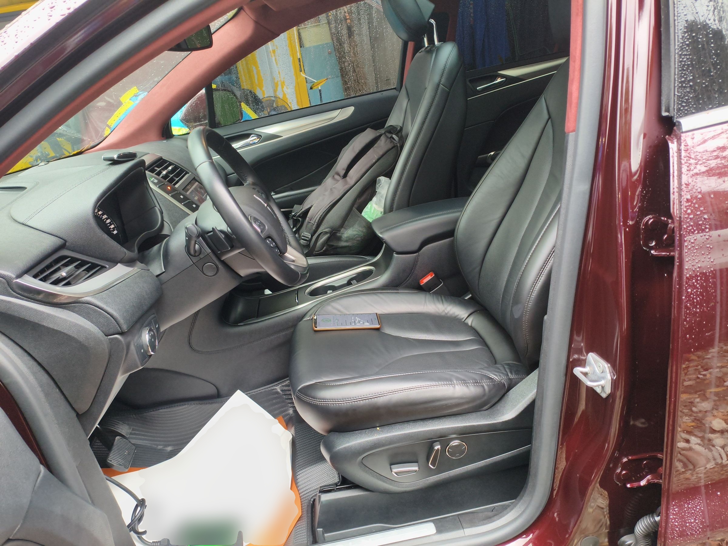 Переднее сиденье в автомобиле