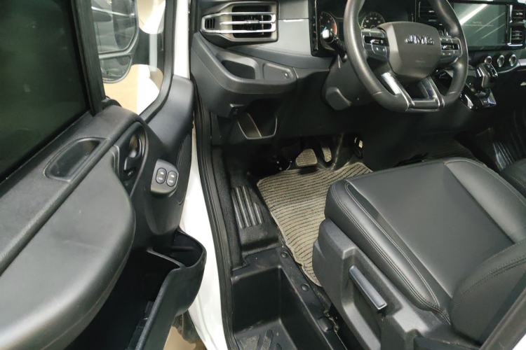 Used JMC Fushun 2023 2.0T Automatic Mid-Range High-Roof Commercial Multi-Purpose 7-Seater Passenger Vehicle