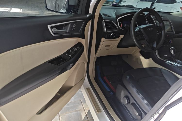 Used Ford Edge 2016 EcoBoost 245 Two-Wheel-Drive Titanium 5-Seater Interior 3