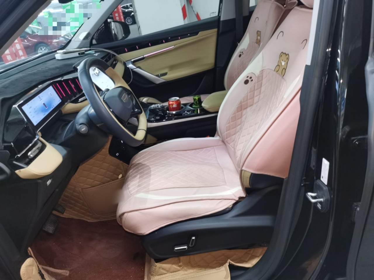 المقاعد الأمامية داخل السيارة