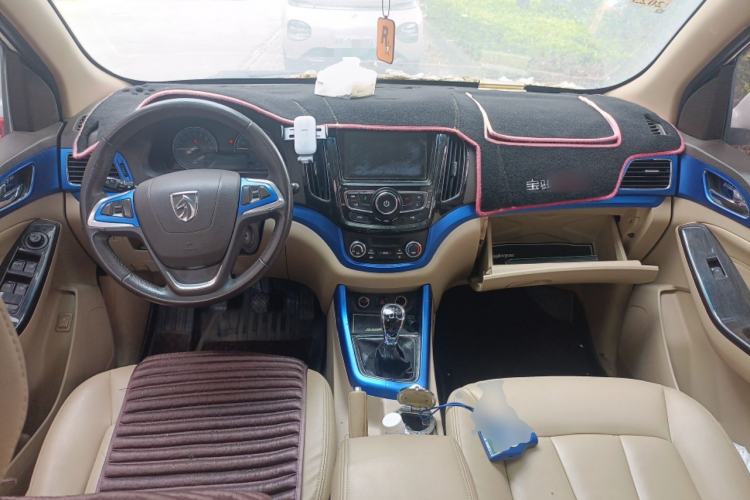 Used Baojun 730 2014 1.5L manual luxury trim 7 seats Center Console