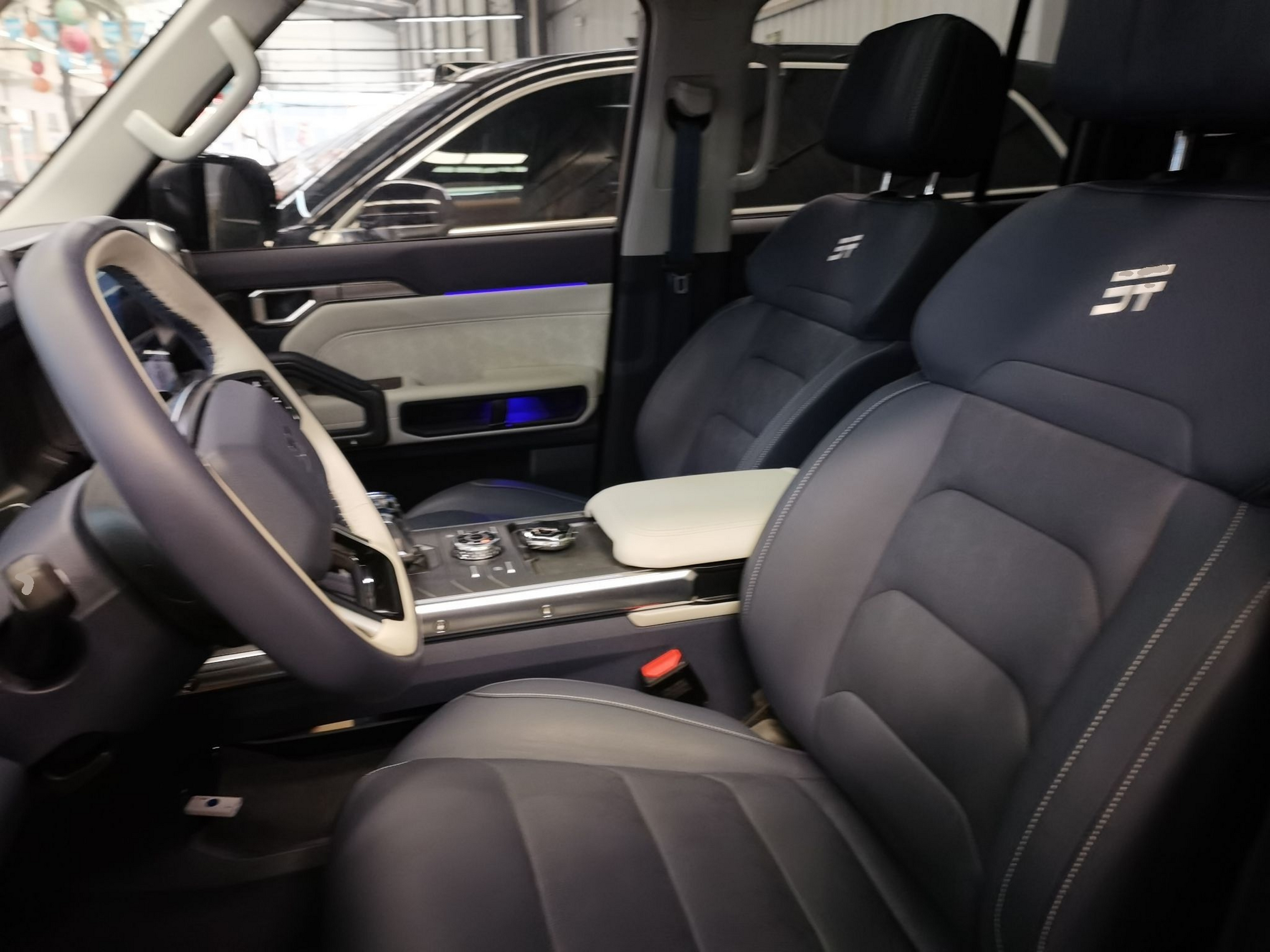 المقاعد الأمامية داخل السيارة