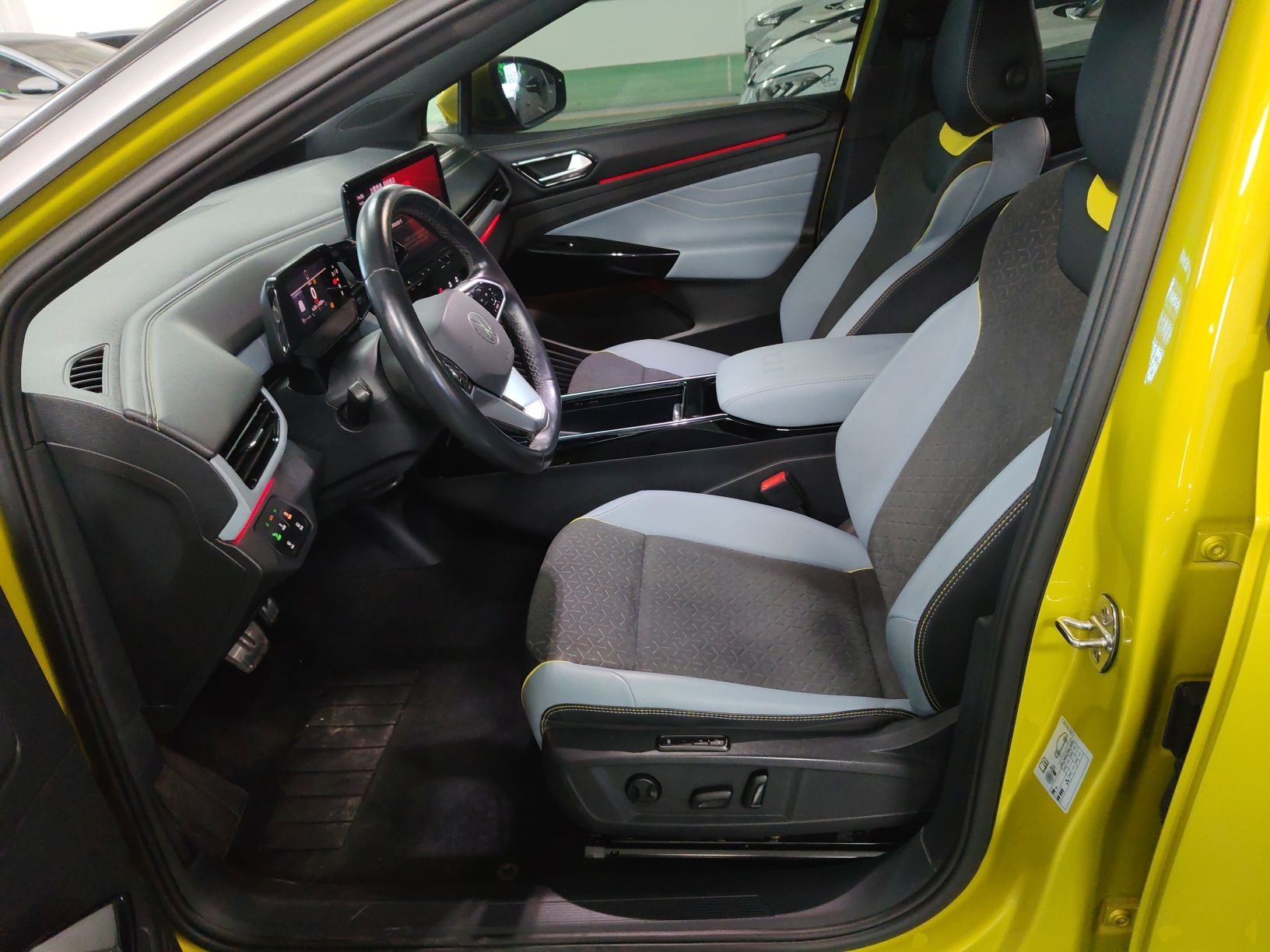 المقاعد الأمامية داخل السيارة