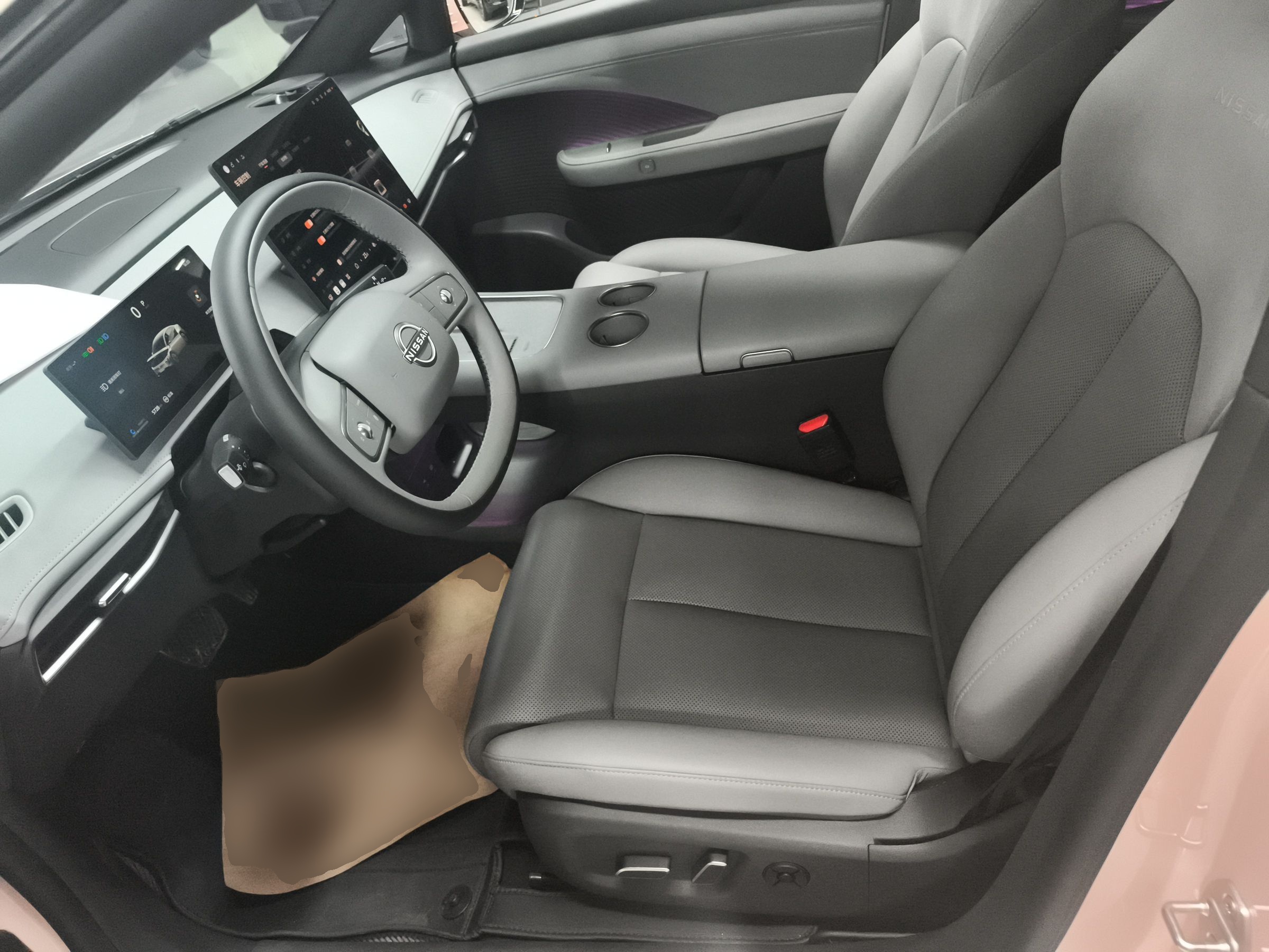 المقاعد الأمامية داخل السيارة