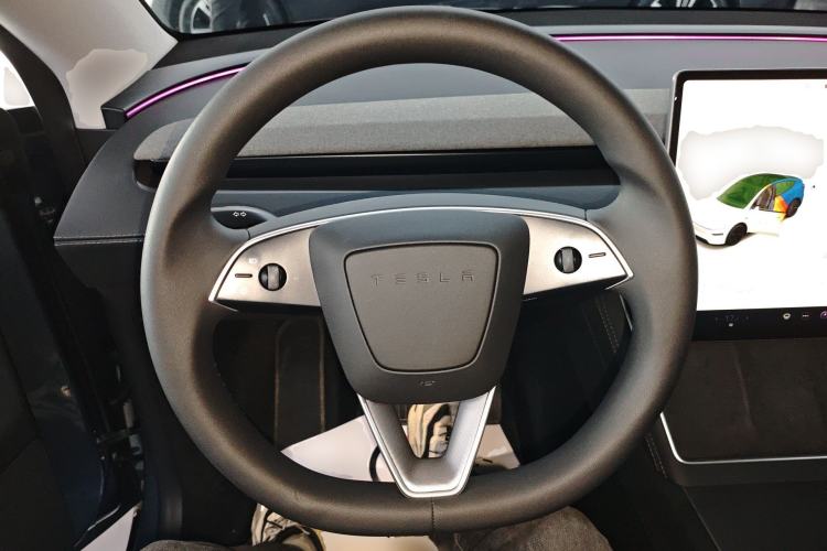 Used Tesla Model Y 2025 Rear-Wheel Drive First Edition Steering Wheel