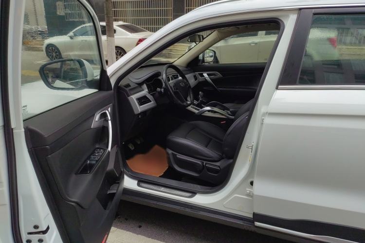 Used Geely Auto Emgrand X7 Sport 2016 2.0L Manual ZhiShang Version Interior 2