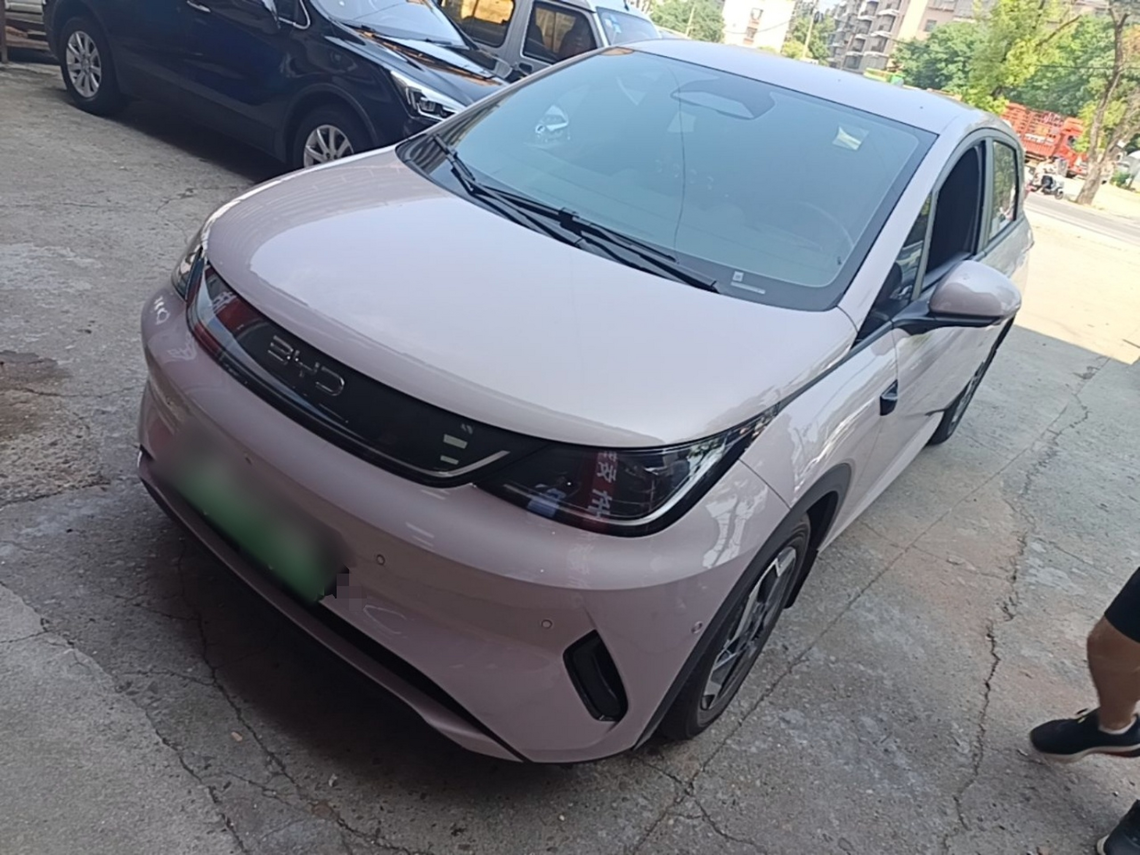 Под передней частью автомобиля