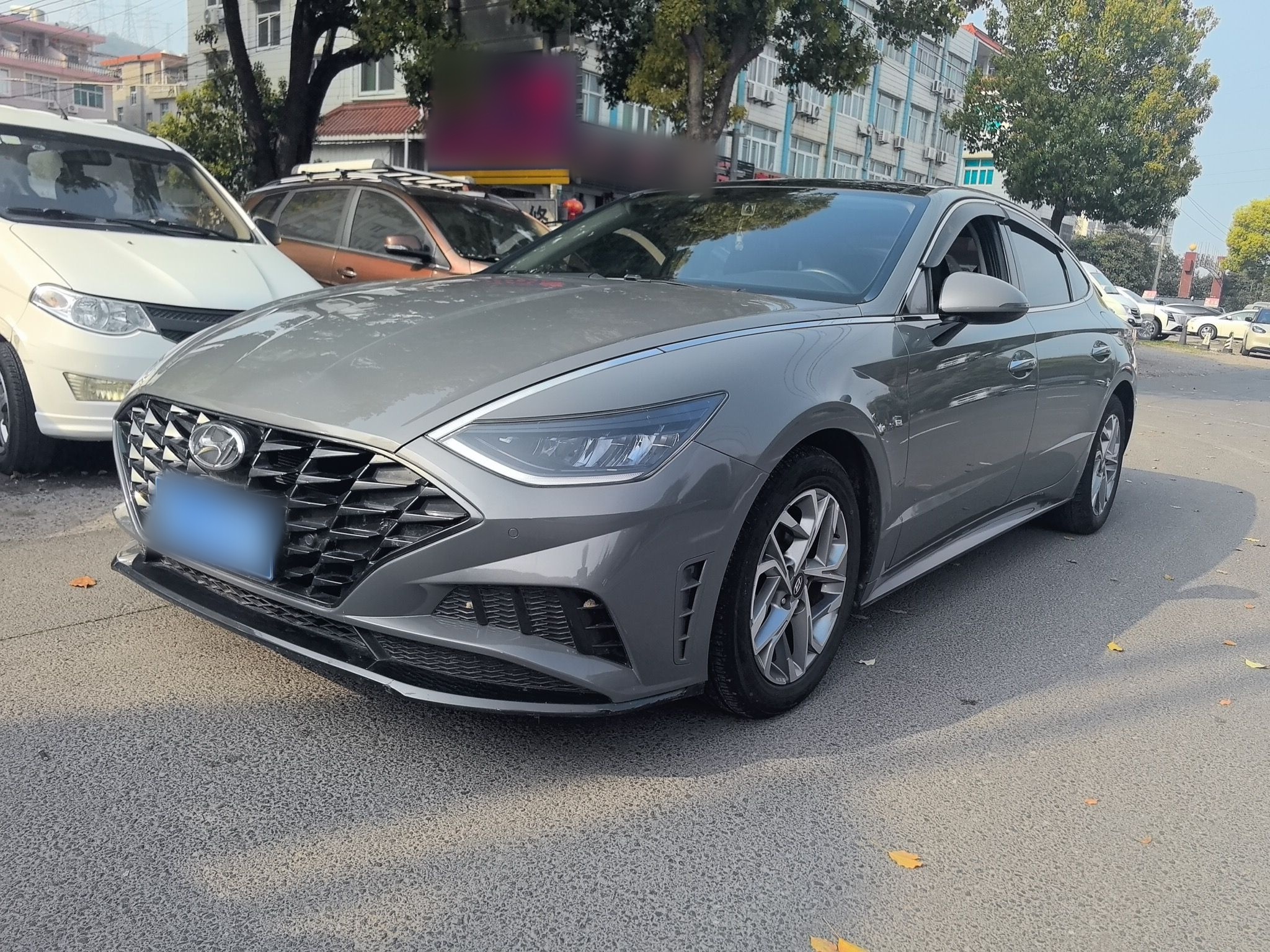 Под передней частью автомобиля