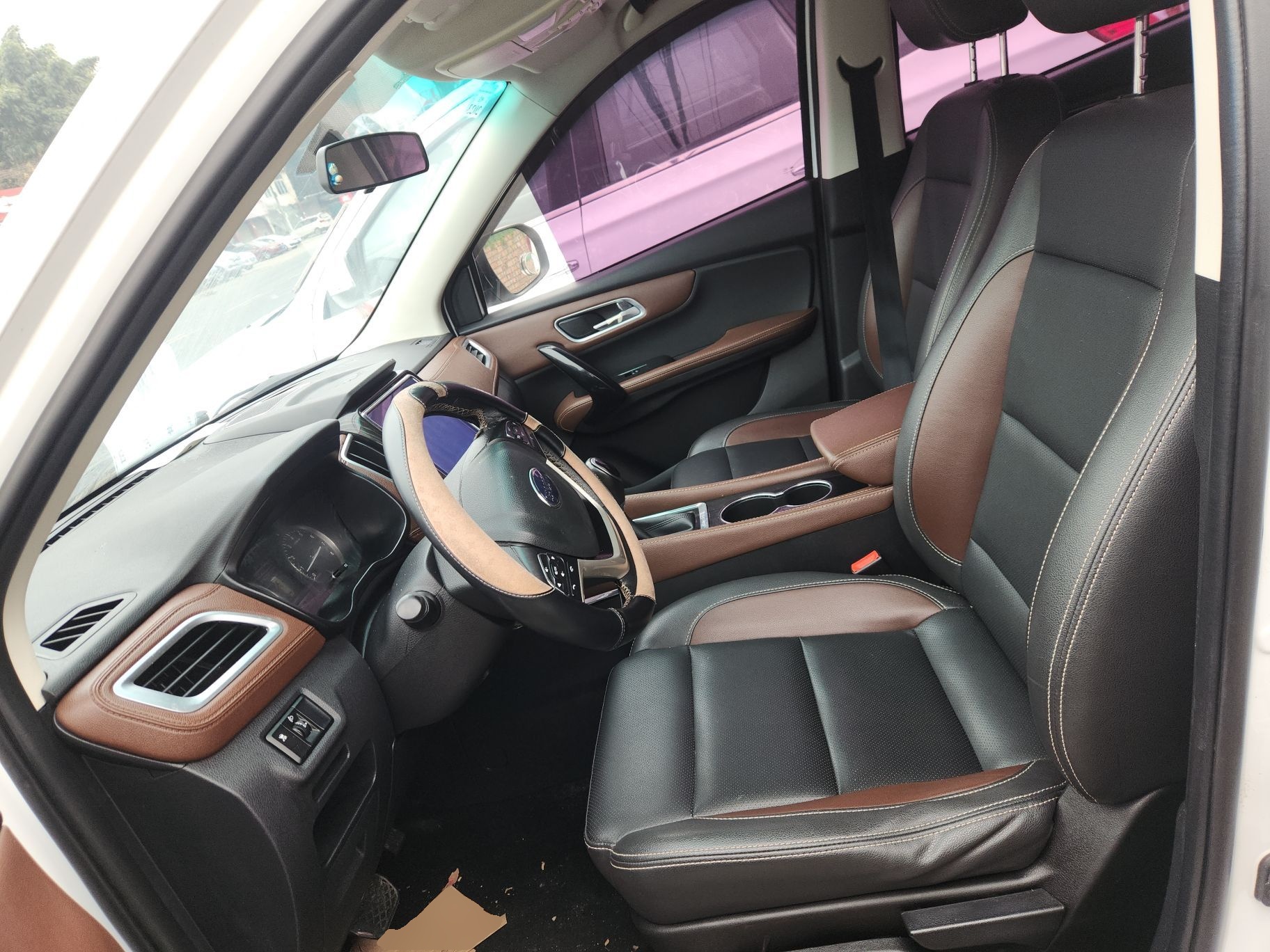 Переднее сиденье в автомобиле