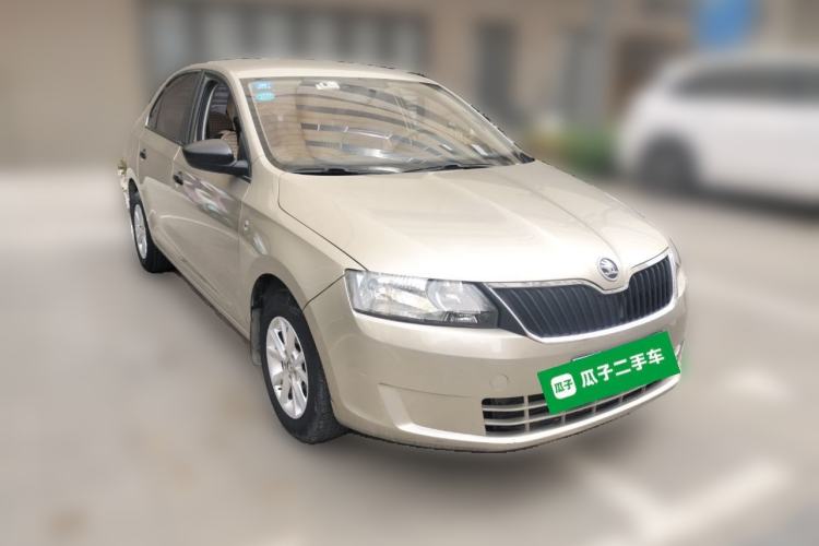 Used Skoda Rapid 2016 1.6L Manual Front-Wheel-Drive Version Front Right 45 Deg