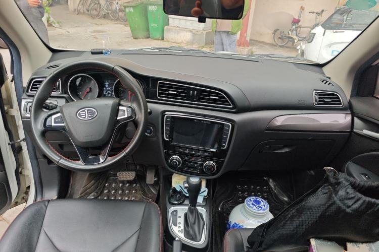 Used FAW Junpai D60 2017 1.8L Automatic Prestige Model Center Console