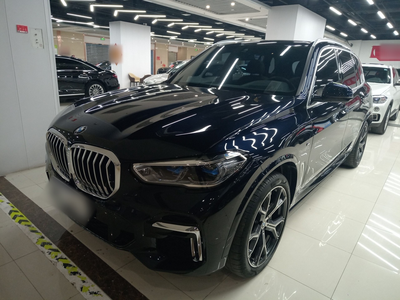 Под передней частью автомобиля