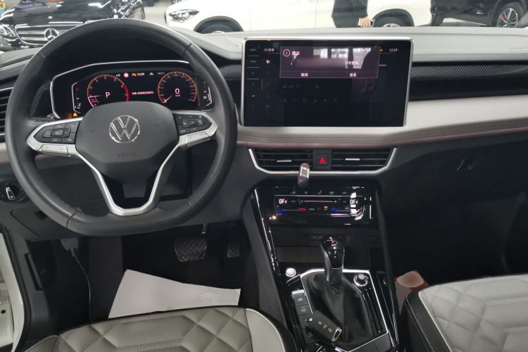 Used Volkswagen Tayron 2023 300TSI Two-Wheel-Drive Luxury Plus Advanced Edition Center Console