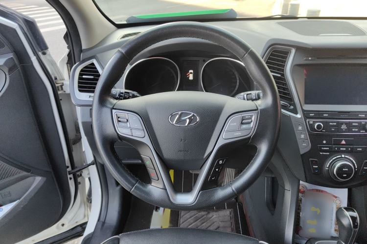 Used Hyundai Santa Fe 2017 2.0T Automatic Two-Wheel Drive Smart Version 7 Seats