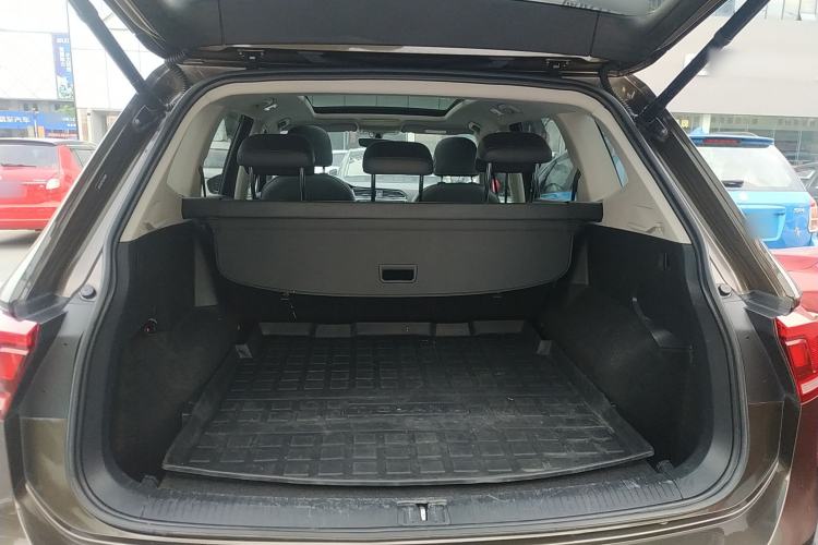 Used Volkswagen Tiguan L 2017 330TSI Automatic Two-Wheel Drive Luxury Edition Trunk