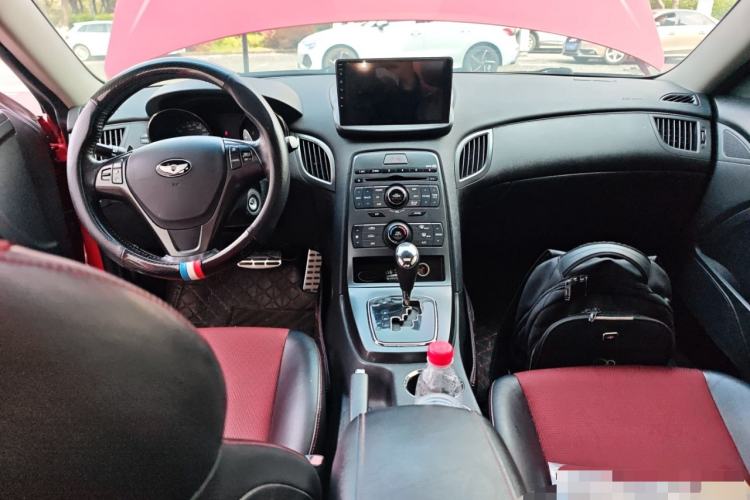 Used Hyundai Genesis Coupe 2009 2.0T Automatic Deluxe Edition Center Console