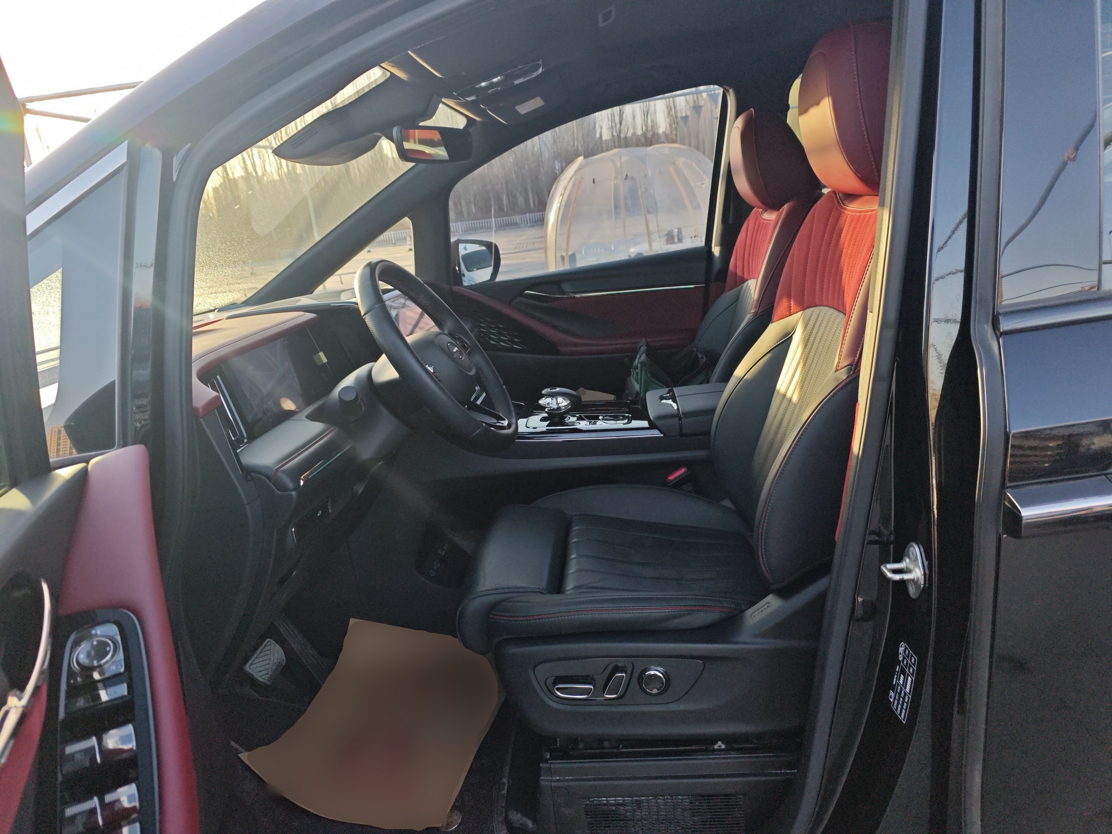 المقاعد الأمامية داخل السيارة