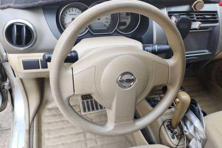 Used Nissan Livina 2010 Jingyue Edition 1.6L Automatic All-in-One Model Steering Wheel