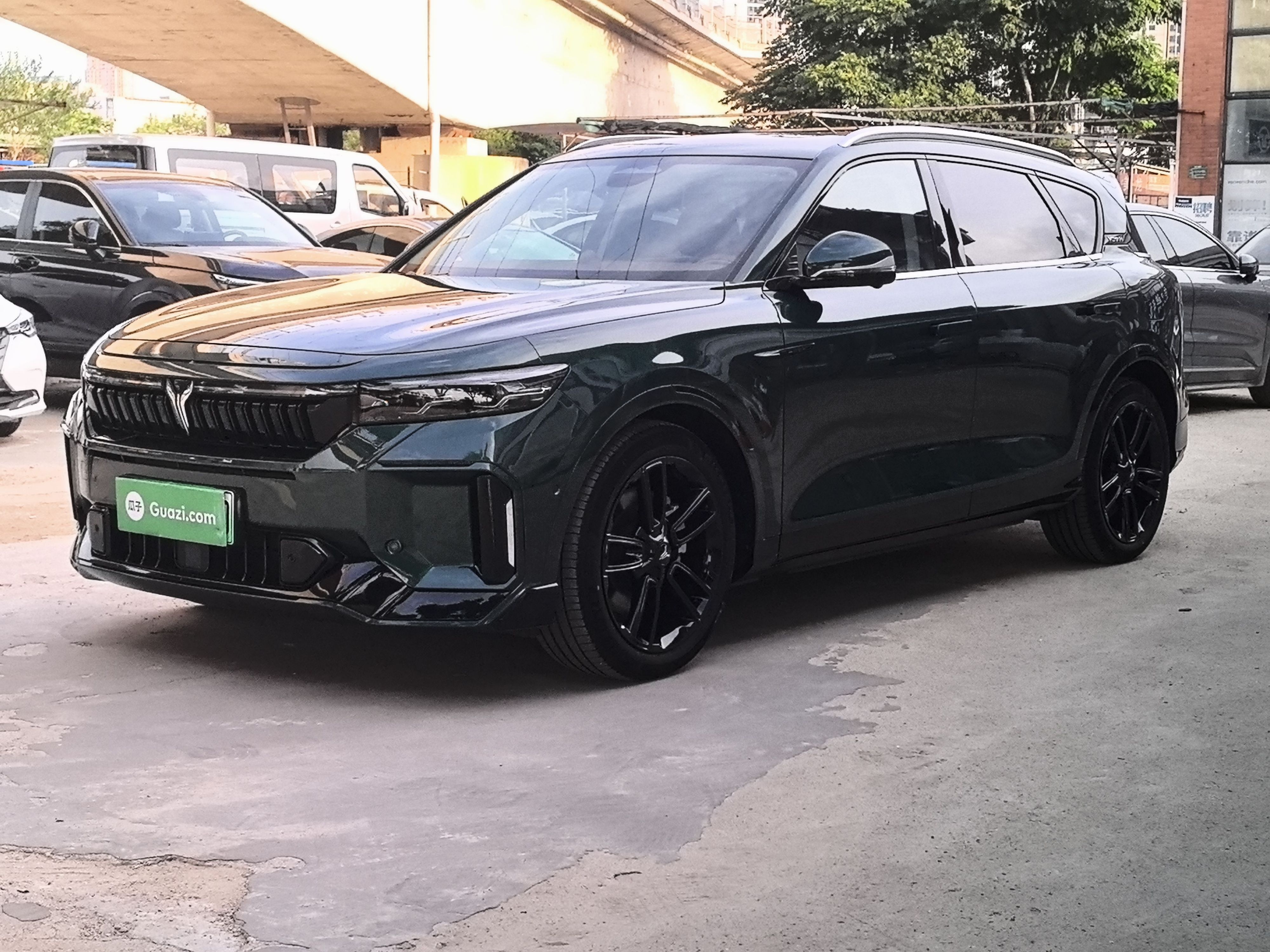 Под передней частью автомобиля