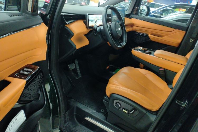 Used Geely Galaxy LEVC L380 2024 140-Degree 6-Seater All-Wheel-Drive Ultra