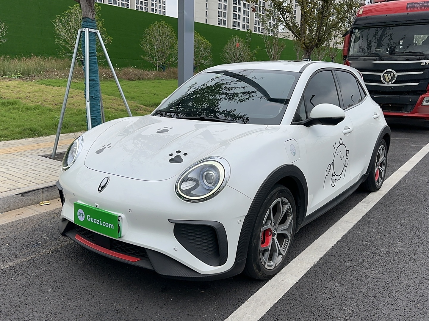 Под передней частью автомобиля