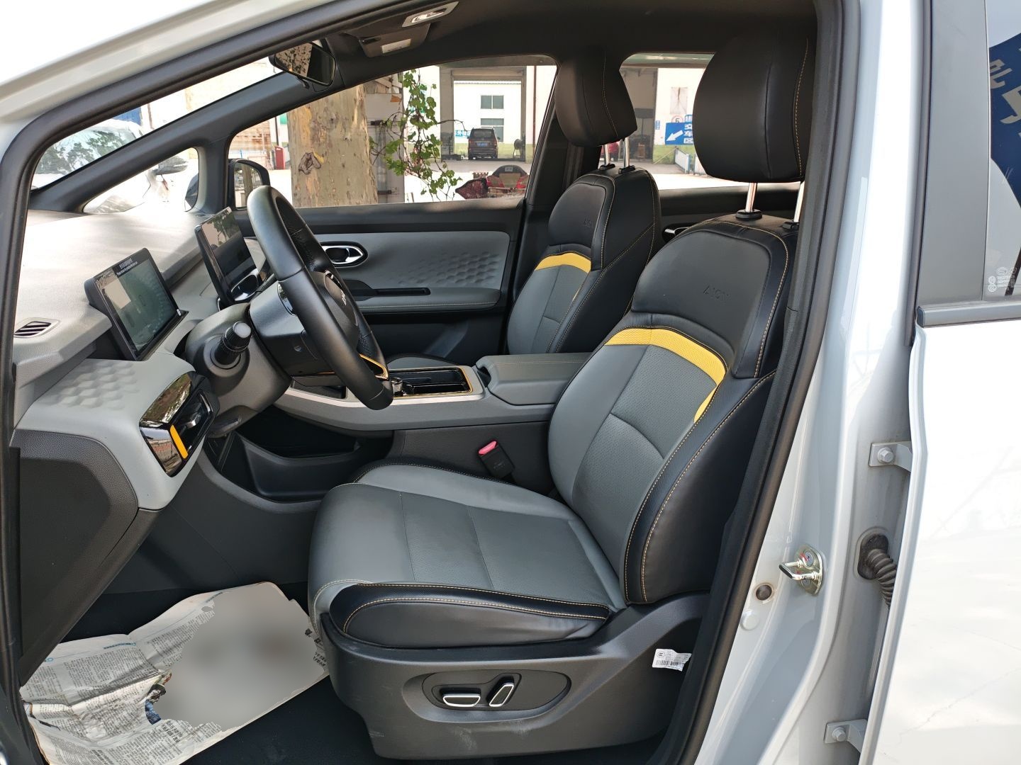 Переднее сиденье в автомобиле