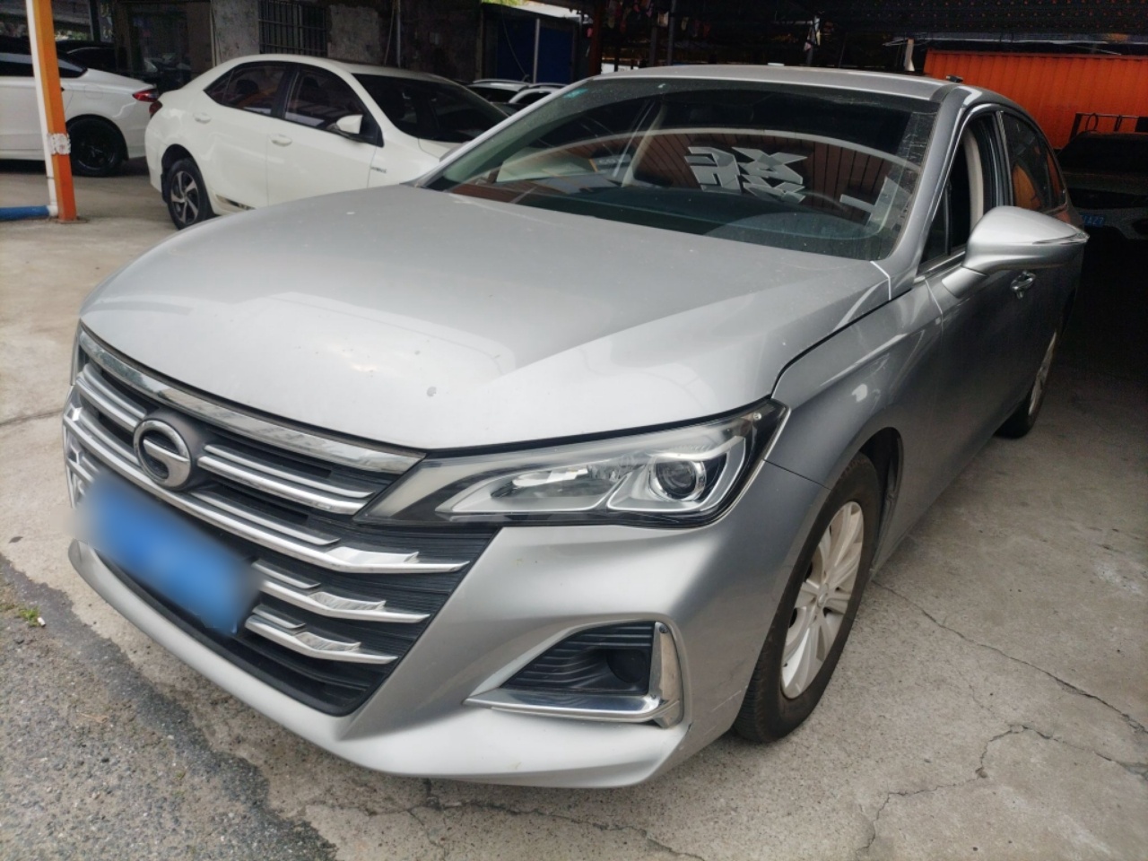 تحت مقدمة السيارة