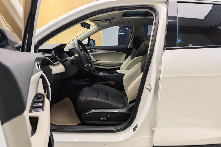 Used Lynk & Co 06 EM-P 2022 PHEV 84 km Range Pro Version Left Front Seat