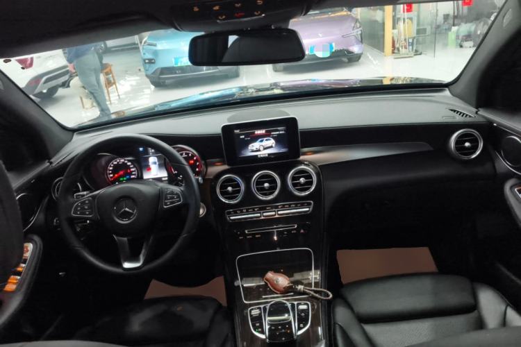 Used Mercedes-Benz GLC 2018 GLC 260 4MATIC Luxury Model Center Console
