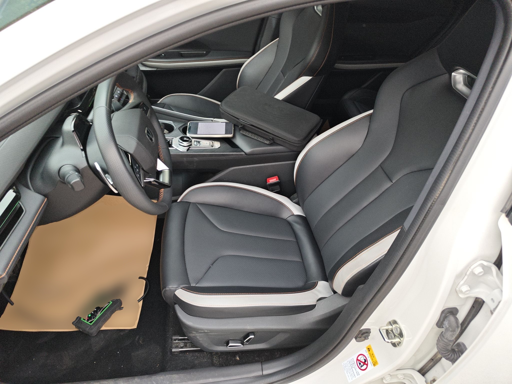 المقاعد الأمامية داخل السيارة