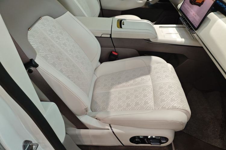 Used Zeekr 7X 2025 75 kWh Rear-Wheel Drive Intelligent Driving Version Right Front Seat