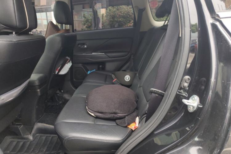 Used Mitsubishi Outlander 2013 2.4L 4x4 Luxury Navigation Edition 5 Seats Left Rear Seat