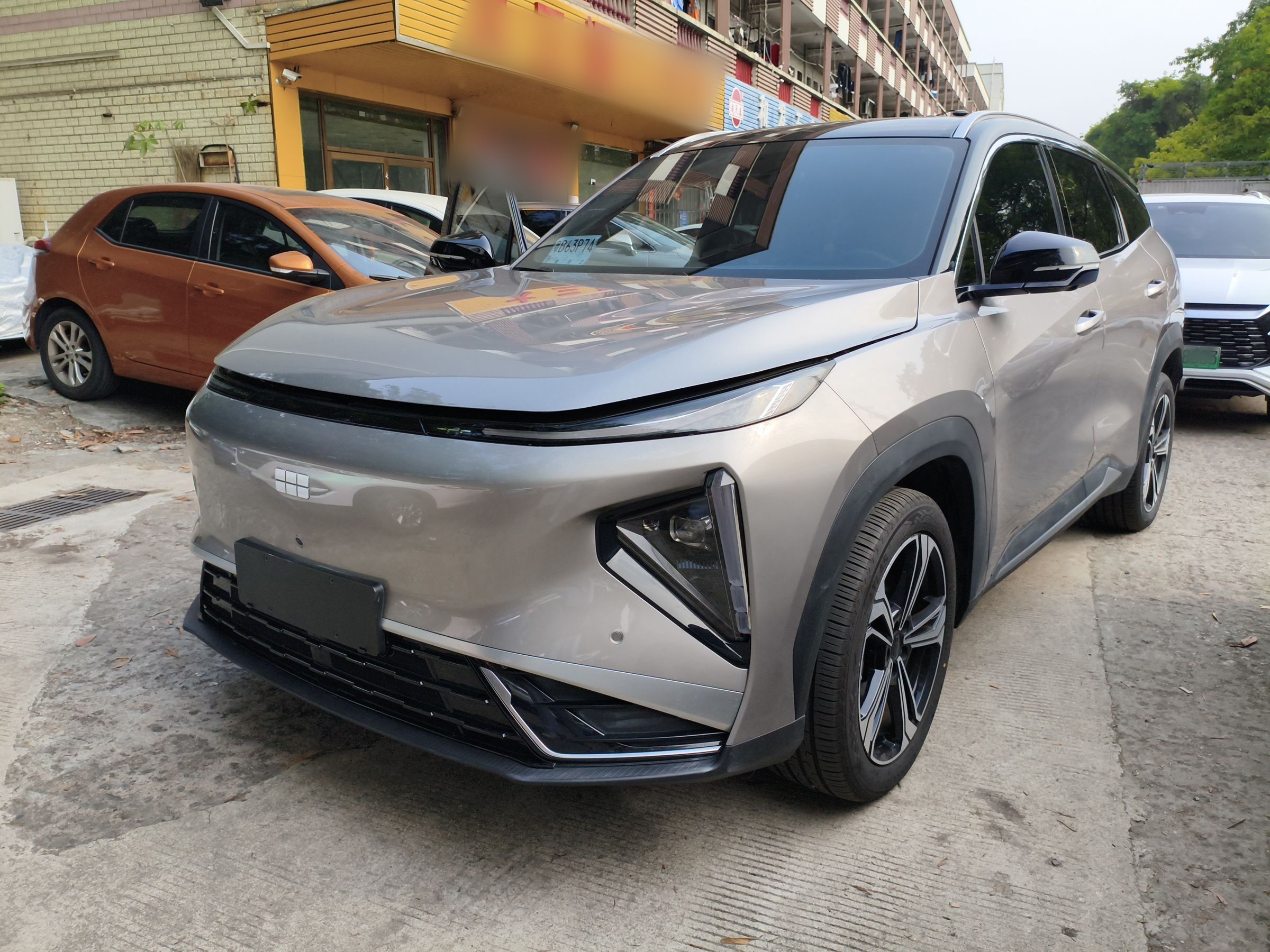 تحت مقدمة السيارة