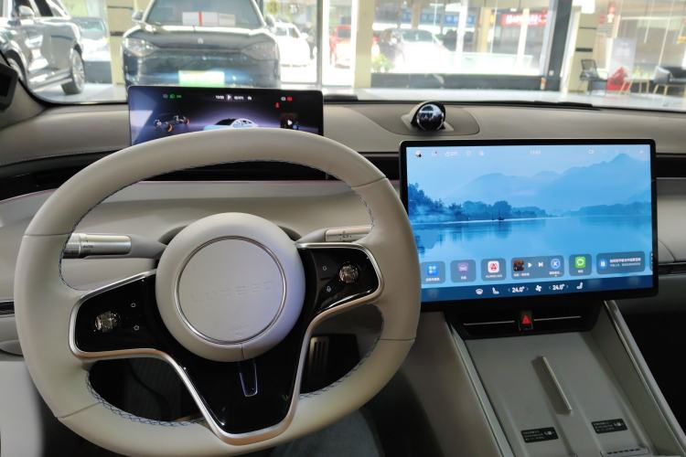 Used Hima Luxeed S7 2025 855 km Max
