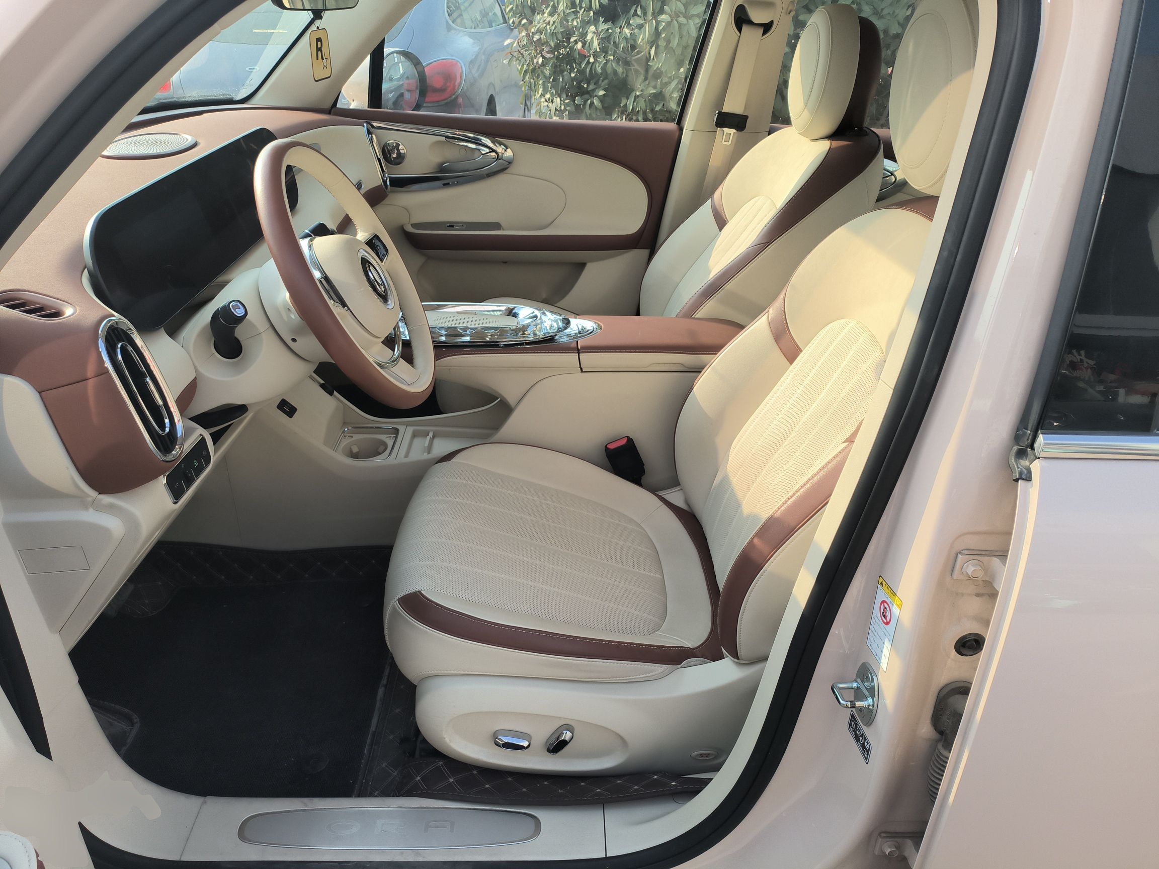 Переднее сиденье в автомобиле