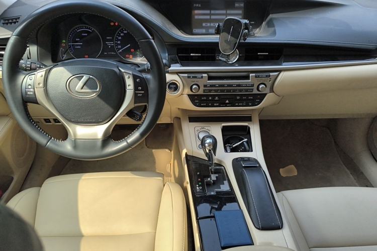Used Lexus ES 2014 300h Elite Edition
