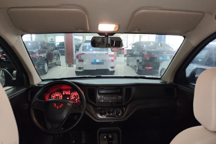 Used Wuling Hongguang V 2022 1.5L Jingqu Edition Electric-Assist LAR Center Console