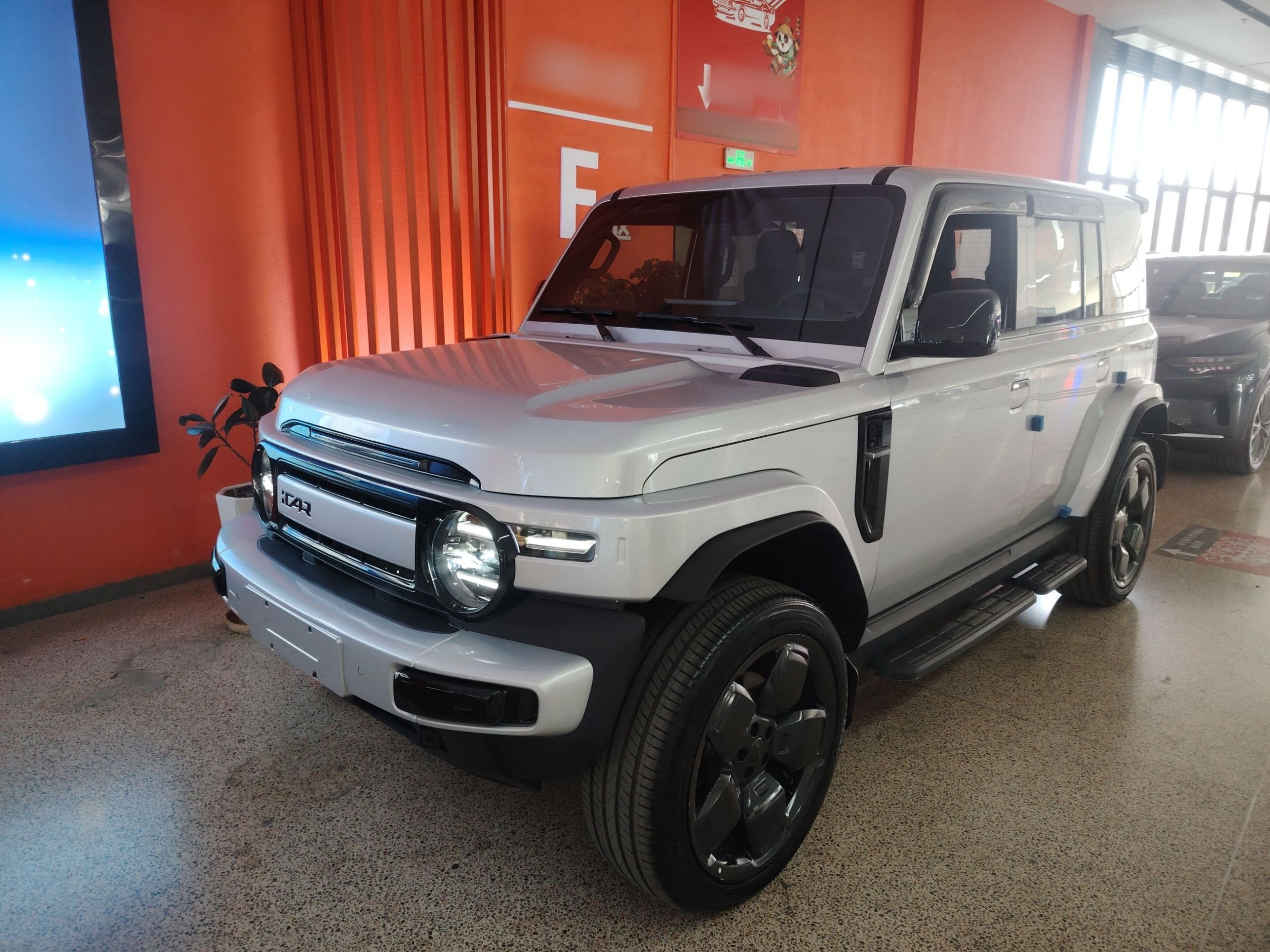 تحت مقدمة السيارة