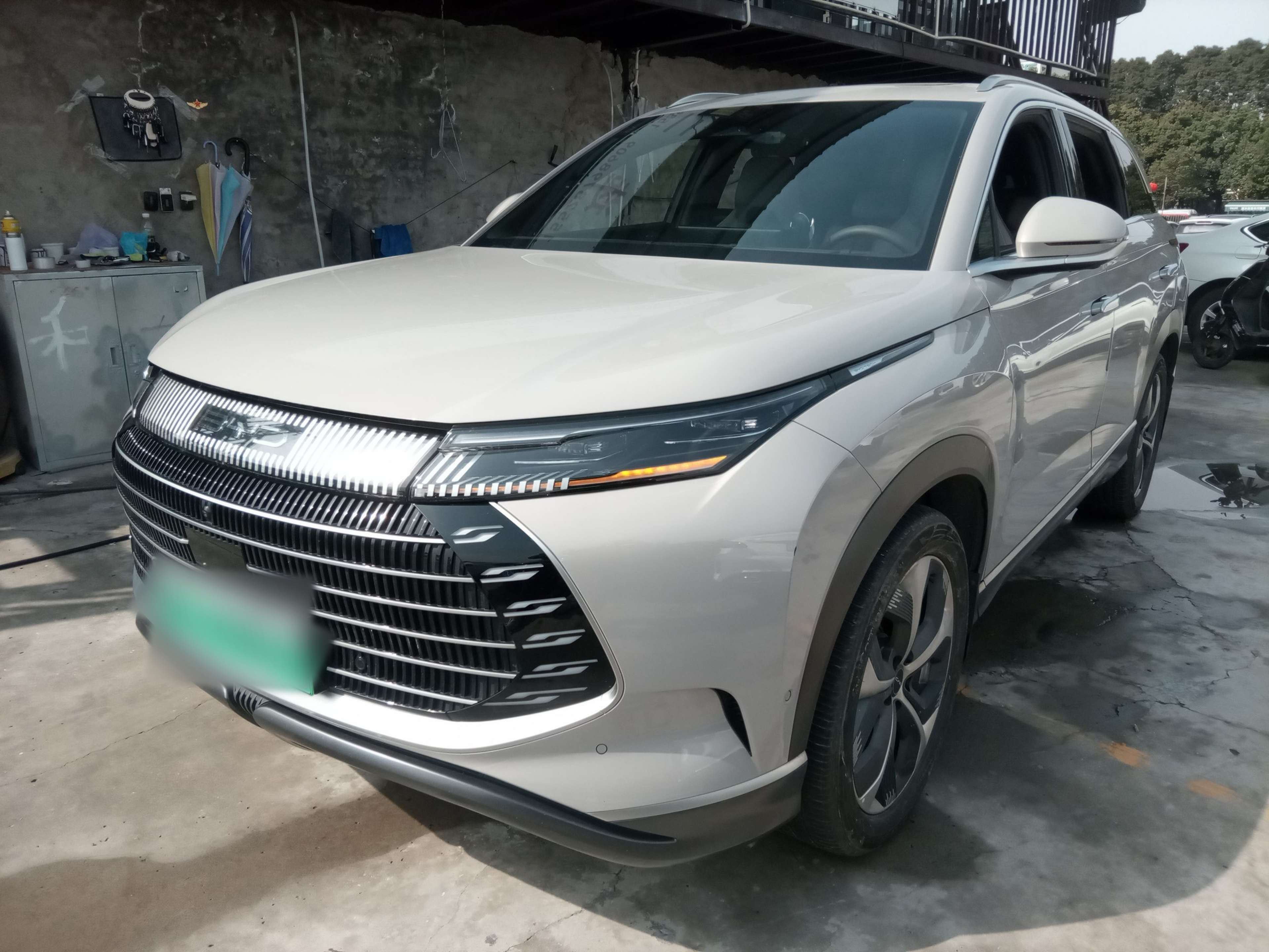 تحت مقدمة السيارة