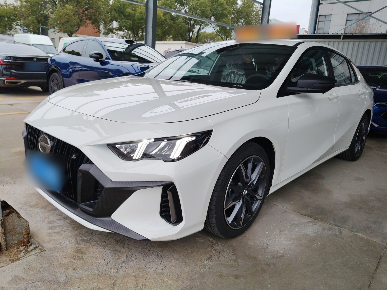 Под передней частью автомобиля