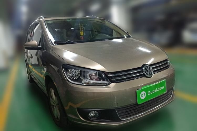 Used Volkswagen Touran 2015 1.4T DSG Comfort Edition 5 Seats Front Right 45 Deg