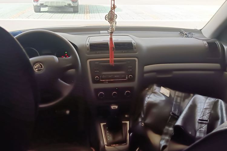 Used Skoda Octavia 2014 1.6L Automatic Yijie Edition Center Console