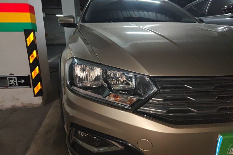 Used Volkswagen C-TREK 2017 230TSI DSG Comfort Version Right Front Headlight