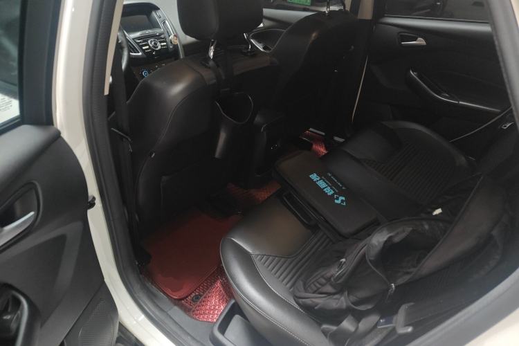 Used Ford Focus 2018 Sedan Classic 1.6L Automatic Trendy SmartDrive Edition Interior 4