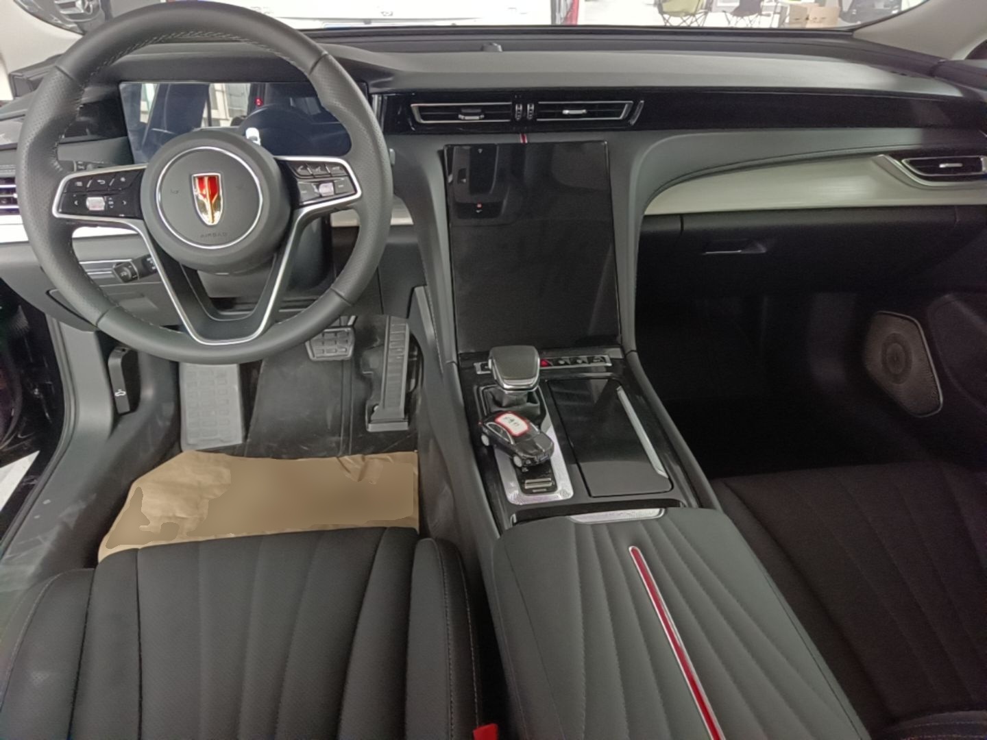 Hongqi H5 2025 2.0T Automatic Flag Edition – 500 000 Units Commemorative Version — снимка 12