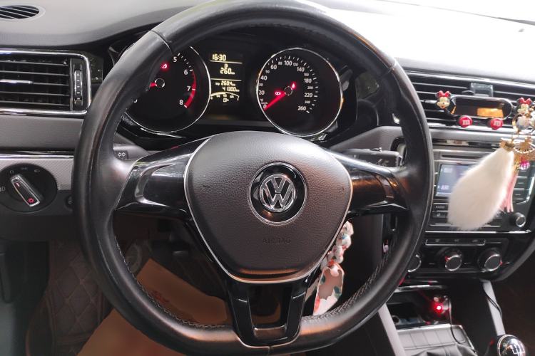Used Volkswagen Sagitar 2015 1.6L Manual Comfort Model Steering Wheel