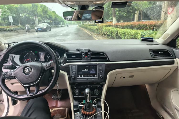 Used Volkswagen Lamando 2015 280TSI DSG Comfort Edition Center Console