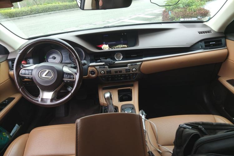 Used Lexus ES 2015 300h Comfort Edition