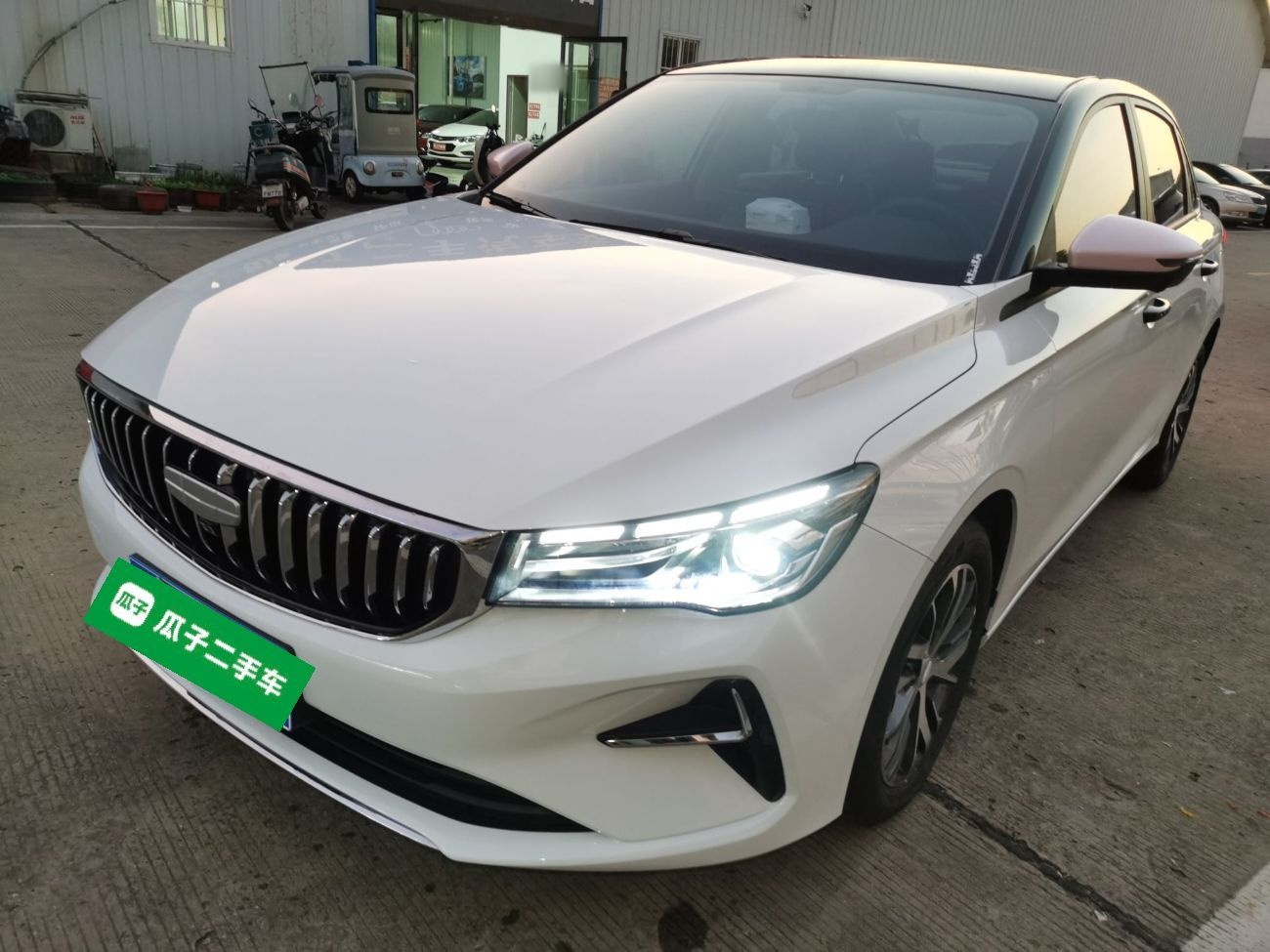 تحت مقدمة السيارة